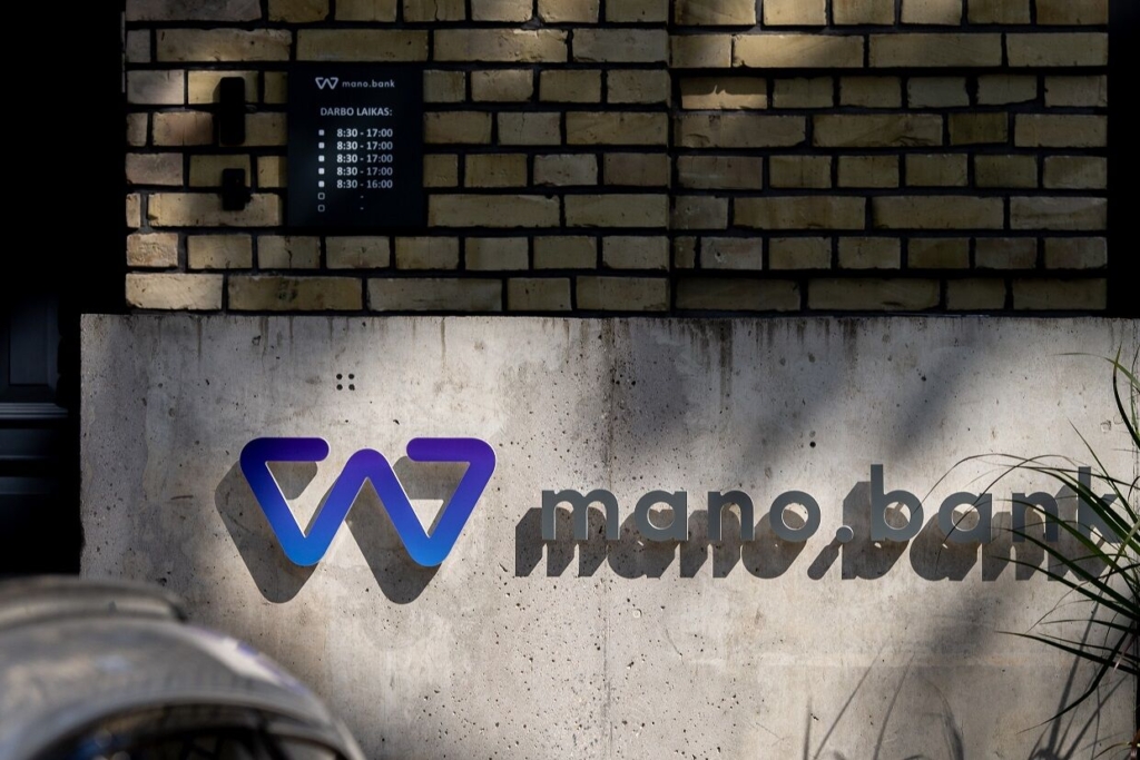 Mark sign kliento mano.bank iškaba prie įmonės